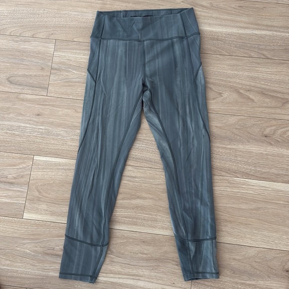 Lululemon In Movement Tight 25" Everlux Linear Spray Dye White Deep Ocean - Picture 3 of 9